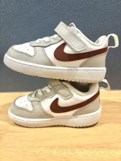 NIKE キッズ スニーカー ホワイト グレー ブラウンのサムネイル