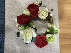 赤と白の造花リース