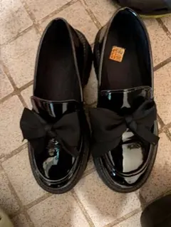 リボン付きブラックローファー