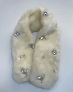 DaTuRa ビジュー付きファーマフラー　ホワイト