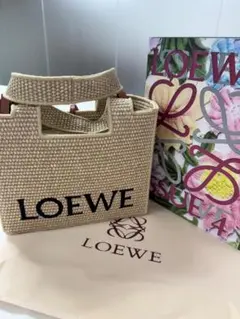 週末お値下げ♡LOEWE かごバッグ♡ロゴホワイト　ロエベ巾着袋付き ロエベのかごバッグ〈バスケットバッグ〉のサイズ感と別売りの