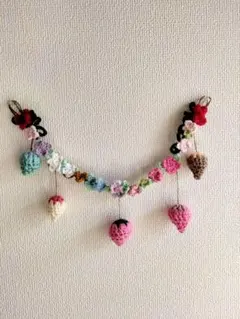 いちご編みぐるみとかぎ針編みの花いっぱいのガーランド　50cm　ハンドメイド