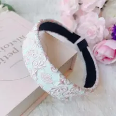 上品なアリスモチーフ　インド刺繍リボンカチューシャ　水色×ピンク