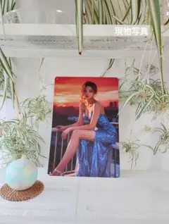 エレガントな女性 ブリキ看板 AIアート インテリア 壁飾り 青いドレス 夕日