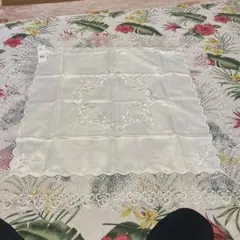 ドイツ製 レーステーブルセンター 100x100刺繍サテンテーブルクロス