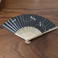 トンボ模様の黒扇子