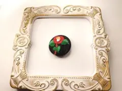 椿の刺繍くるみボタン