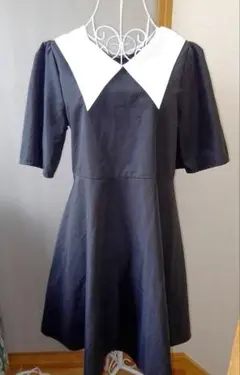 黒の白襟付きワンピース DASY ゴスロリ