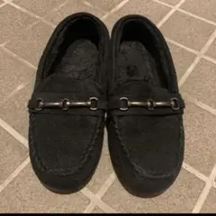 黒いスエード風モカシン 金具装飾付き