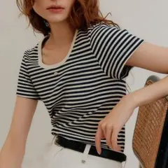 【LOOKAST】ラインストライプUネックTシャツ　ネイビーのサムネイル
