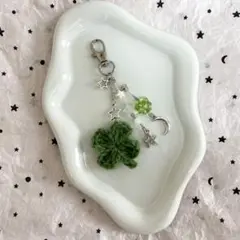 クローバー 編み物 ビーズキーホルダー