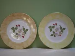 Wedgwood ワイルドストロベリー・色違いリム プレート２枚セット