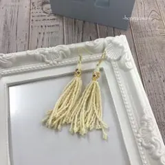 M004 ロングフリンジピアス／イヤリング　フラワー《クリーム》