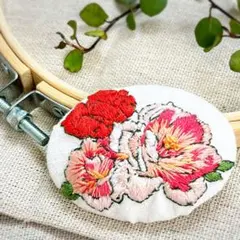 手刺繍　オーバルブローチ　ミニバラ
