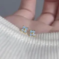 ピアス ホワイトオパール風 四つ花 キラキラ ゴールド