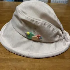 カラフルブローチ付き ベージュバケットハット