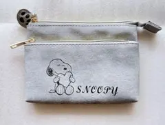 スヌーピーのポーチ収納２つ　チャックがスヌーピーの足型