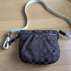Coach ブラウン シグネチャー柄 ショルダーバッグ