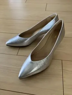 新品クラークス　シルバー ポインテッドトゥ パンプスのサムネイル
