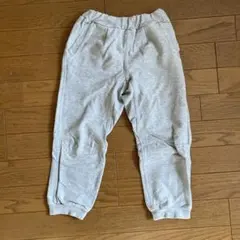 グレーのカジュアルパンツ (ポケット付き)