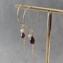 雫型ガーネットとチェーン揺れるセミフープピアス　1月誕生石