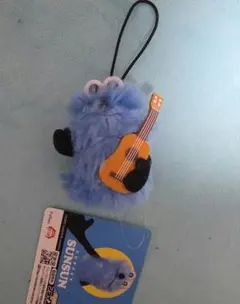 ギターを持った青いぬいぐるみ