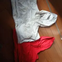 赤と白のナイロンジャケット