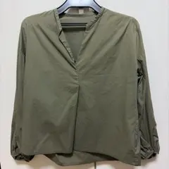 オリーブ色 バルーン袖 Vネック長袖シャツ