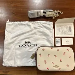 新品未使用COACHのジェス クロスボディ(マルチカラーのハート・フローラル柄)