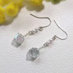 ハンドメイドピアス　1994　　　　　スクエアビーズとパールビーズ