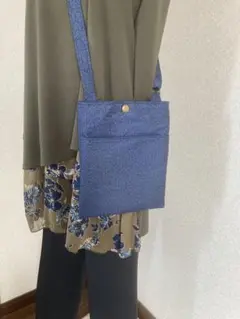 ネイビー ショルダーバッグ 前面ポケット付き