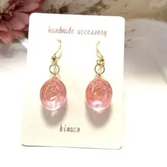 ハンドメイドレジンピンクローズドロップ型ピアス