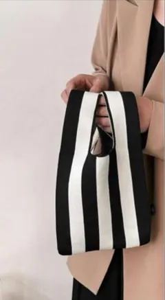 【新品未使用】ホワイト　ニットバッグ　可愛い　ミニトートバッグ　ストライプ　手提