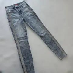 GUESS スキニーデニム ラインストーン ケミカルウォッシュのサムネイル