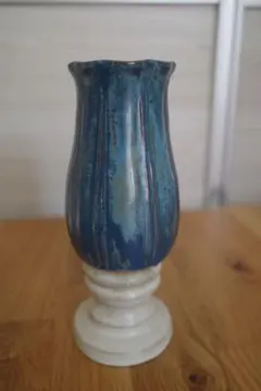 ストライプ模様の陶器製フラワーベース