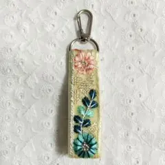 刺繍　花柄ストラップ カラビナ付き うすイエロー