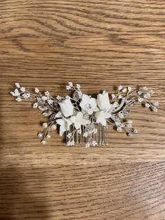 ウェディングヘッドドレス 白い花とクリスタル