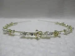 パール・クリスタル系のビジュー・小さなパール付きの花型　メタル極細カチューシャ