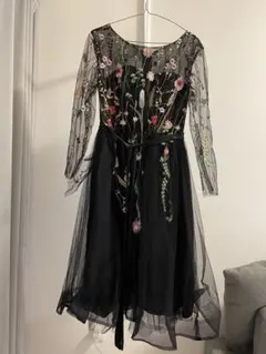 刺繍入り黒チュールパーティードレス