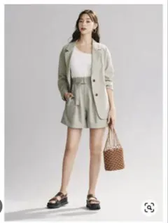 GU ライトグレー セットアップ ジャケットとショートパンツ