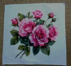 クロスステッチ刺繍完成品。バラの花束
