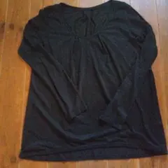 LAUTREAMONT 黒のVネック長袖トップス