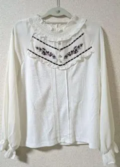 axes femme/フリル付き刺繍ホワイトブラウス