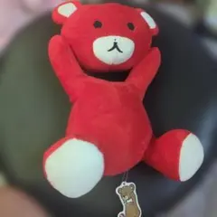 赤いクマのぬいぐるみ