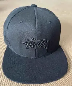 STUSSYステューシー☆ロゴ刺繍キャップ☆スナップバックブラック