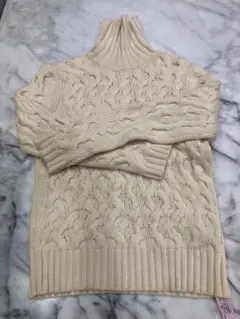 「ヒューゴボス」タートルネックセーター