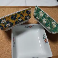花柄装飾の四角形食器セット 3点