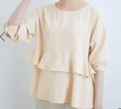 ベージュ フリル付き長袖トップス
