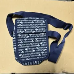adidas ショルダーバッグ ネイビー ロゴプリント