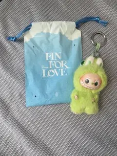 ラブブ　ぬいぐるみ　イニシャル【V】